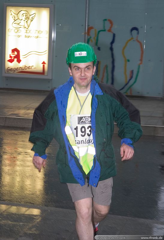 Jörg Wieland, Team "BaUnis - Das Team vom Bau!". Treffpunkt vor dem Lauf.\n1. Siegerländer AOK – Firmenlauf am 9. Juli 2004 in der Siegener Innenstadt über 5,5 km mit über 2200 gemeldeten Teilnehmern. Die Witterungsbedingungen mit teilweise strömenden Regen und zurückhaltenden Temperaturen waren leider nicht dem sommerlichen Datum angemessen, was der Lauffreude jedoch keinen Abbruch tat.
