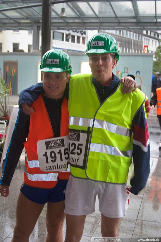 Joachim Jung und Matthias Neubauer, Team "BaUnis - Das Team vom Bau!". Treffpunkt vor dem Lauf.\n1. Siegerländer AOK – Firmenlauf am 9. Juli 2004 in der Siegener Innenstadt über 5,5 km mit über 2200 gemeldeten Teilnehmern. Die Witterungsbedingungen mit teilweise strömenden Regen und zurückhaltenden Temperaturen waren leider nicht dem sommerlichen Datum angemessen, was der Lauffreude jedoch keinen Abbruch tat.