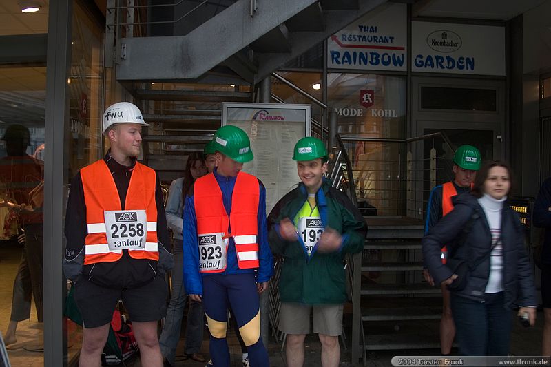 Teamläufer 2258, Christoph Mudersbach und Jörg Wieland, Team "BaUnis - Das Team vom Bau!". Treffpunkt vor dem Lauf.\n1. Siegerländer AOK – Firmenlauf am 9. Juli 2004 in der Siegener Innenstadt über 5,5 km mit über 2200 gemeldeten Teilnehmern. Die Witterungsbedingungen mit teilweise strömenden Regen und zurückhaltenden Temperaturen waren leider nicht dem sommerlichen Datum angemessen, was der Lauffreude jedoch keinen Abbruch tat.