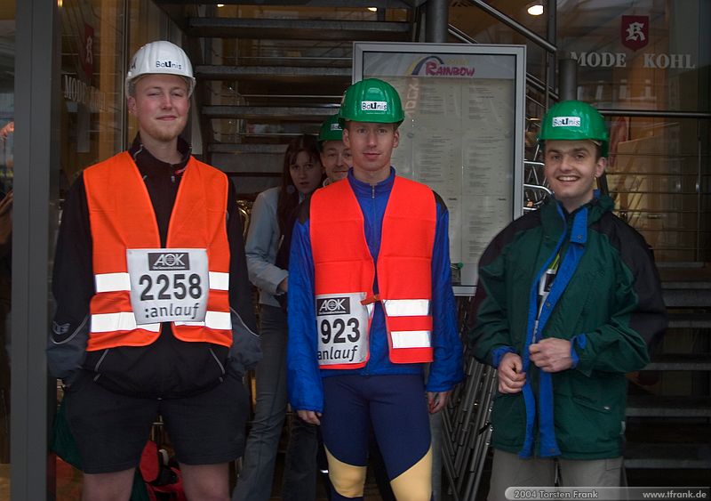 Teamläufer 2258, Christoph Mudersbach und Jörg Wieland, Team "BaUnis - Das Team vom Bau!". Treffpunkt vor dem Lauf.\n1. Siegerländer AOK – Firmenlauf am 9. Juli 2004 in der Siegener Innenstadt über 5,5 km mit über 2200 gemeldeten Teilnehmern. Die Witterungsbedingungen mit teilweise strömenden Regen und zurückhaltenden Temperaturen waren leider nicht dem sommerlichen Datum angemessen, was der Lauffreude jedoch keinen Abbruch tat.