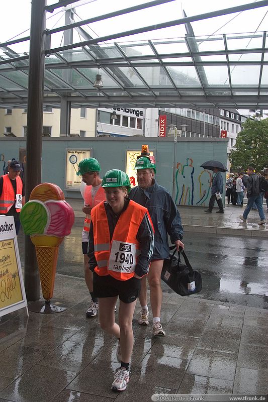 Gabi Zoch und Prof. Jürgen Jensen, Team "BaUnis - Das Team vom Bau!". Treffpunkt vor dem Lauf.\n1. Siegerländer AOK – Firmenlauf am 9. Juli 2004 in der Siegener Innenstadt über 5,5 km mit über 2200 gemeldeten Teilnehmern. Die Witterungsbedingungen mit teilweise strömenden Regen und zurückhaltenden Temperaturen waren leider nicht dem sommerlichen Datum angemessen, was der Lauffreude jedoch keinen Abbruch tat.