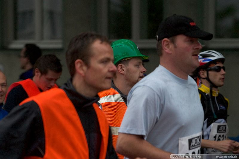 Jan König (im Fokus) und davor Alexander Krüger, Team "BaUnis - Das Team vom Bau!"\n1. Siegerländer AOK – Firmenlauf am 9. Juli 2004 in der Siegener Innenstadt über 5,5 km mit über 2200 gemeldeten Teilnehmern. Die Witterungsbedingungen mit teilweise strömenden Regen und zurückhaltenden Temperaturen waren leider nicht dem sommerlichen Datum angemessen, was der Lauffreude jedoch keinen Abbruch tat.