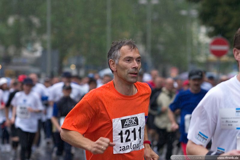 Joachim Lauer von den Steelo Runners.\n1. Siegerländer AOK – Firmenlauf am 9. Juli 2004 in der Siegener Innenstadt über 5,5 km mit über 2200 gemeldeten Teilnehmern. Die Witterungsbedingungen mit teilweise strömenden Regen und zurückhaltenden Temperaturen waren leider nicht dem sommerlichen Datum angemessen, was der Lauffreude jedoch keinen Abbruch tat.