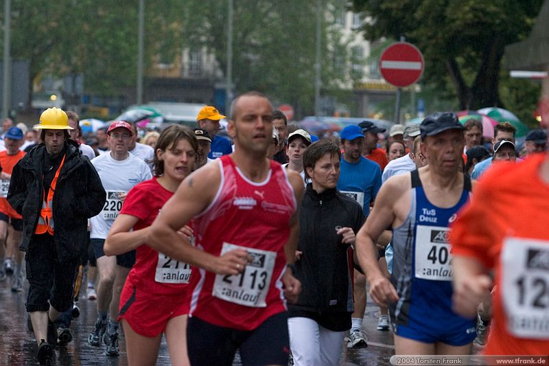 mit Teilnehmern des Team "BaUnis - Das Team vom Bau!"\n1. Siegerländer AOK – Firmenlauf am 9. Juli 2004 in der Siegener Innenstadt über 5,5 km mit über 2200 gemeldeten Teilnehmern. Die Witterungsbedingungen mit teilweise strömenden Regen und zurückhaltenden Temperaturen waren leider nicht dem sommerlichen Datum angemessen, was der Lauffreude jedoch keinen Abbruch tat.