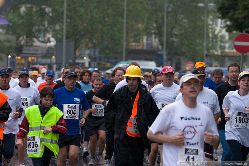 mit Teilnehmern des Team "BaUnis - Das Team vom Bau!"\n1. Siegerländer AOK – Firmenlauf am 9. Juli 2004 in der Siegener Innenstadt über 5,5 km mit über 2200 gemeldeten Teilnehmern. Die Witterungsbedingungen mit teilweise strömenden Regen und zurückhaltenden Temperaturen waren leider nicht dem sommerlichen Datum angemessen, was der Lauffreude jedoch keinen Abbruch tat.