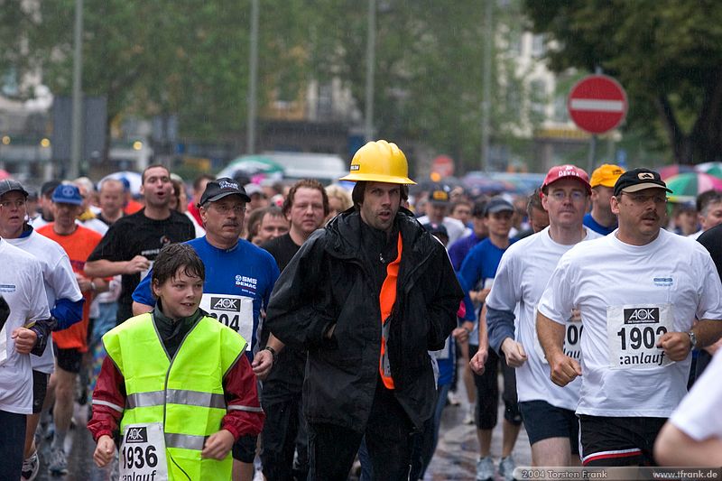 mit Teilnehmern des Team "BaUnis - Das Team vom Bau!"\n1. Siegerländer AOK – Firmenlauf am 9. Juli 2004 in der Siegener Innenstadt über 5,5 km mit über 2200 gemeldeten Teilnehmern. Die Witterungsbedingungen mit teilweise strömenden Regen und zurückhaltenden Temperaturen waren leider nicht dem sommerlichen Datum angemessen, was der Lauffreude jedoch keinen Abbruch tat.