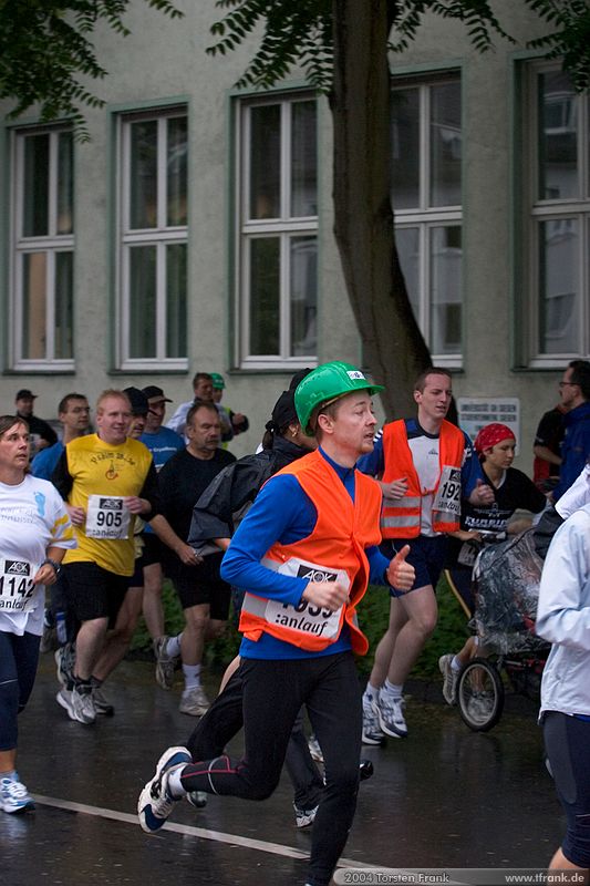 Team "BaUnis - Das Team vom Bau!"\n1. Siegerländer AOK – Firmenlauf am 9. Juli 2004 in der Siegener Innenstadt über 5,5 km mit über 2200 gemeldeten Teilnehmern. Die Witterungsbedingungen mit teilweise strömenden Regen und zurückhaltenden Temperaturen waren leider nicht dem sommerlichen Datum angemessen, was der Lauffreude jedoch keinen Abbruch tat.