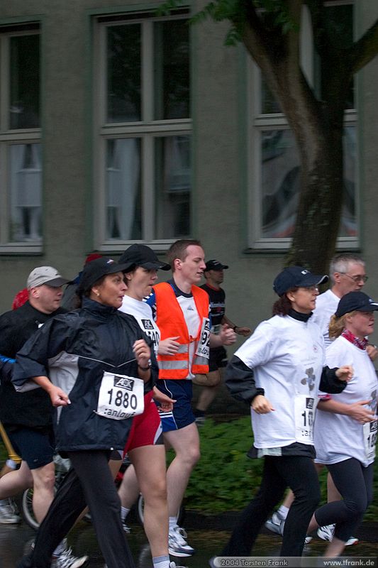 Team "BaUnis - Das Team vom Bau!"\n1. Siegerländer AOK – Firmenlauf am 9. Juli 2004 in der Siegener Innenstadt über 5,5 km mit über 2200 gemeldeten Teilnehmern. Die Witterungsbedingungen mit teilweise strömenden Regen und zurückhaltenden Temperaturen waren leider nicht dem sommerlichen Datum angemessen, was der Lauffreude jedoch keinen Abbruch tat.