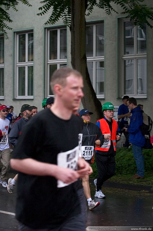 Volker Spieß, Team "BaUnis - Das Team vom Bau!"\n1. Siegerländer AOK – Firmenlauf am 9. Juli 2004 in der Siegener Innenstadt über 5,5 km mit über 2200 gemeldeten Teilnehmern. Die Witterungsbedingungen mit teilweise strömenden Regen und zurückhaltenden Temperaturen waren leider nicht dem sommerlichen Datum angemessen, was der Lauffreude jedoch keinen Abbruch tat.