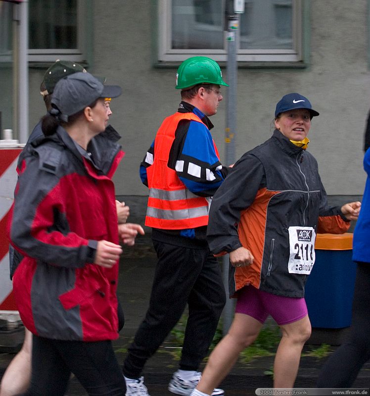 Volker Spieß, Team "BaUnis - Das Team vom Bau!"\n1. Siegerländer AOK – Firmenlauf am 9. Juli 2004 in der Siegener Innenstadt über 5,5 km mit über 2200 gemeldeten Teilnehmern. Die Witterungsbedingungen mit teilweise strömenden Regen und zurückhaltenden Temperaturen waren leider nicht dem sommerlichen Datum angemessen, was der Lauffreude jedoch keinen Abbruch tat.