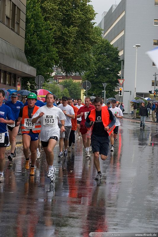 Joachim Jung und ?, Team "BaUnis - Das Team vom Bau!"\n1. Siegerländer AOK – Firmenlauf am 9. Juli 2004 in der Siegener Innenstadt über 5,5 km mit über 2200 gemeldeten Teilnehmern. Die Witterungsbedingungen mit teilweise strömenden Regen und zurückhaltenden Temperaturen waren leider nicht dem sommerlichen Datum angemessen, was der Lauffreude jedoch keinen Abbruch tat.