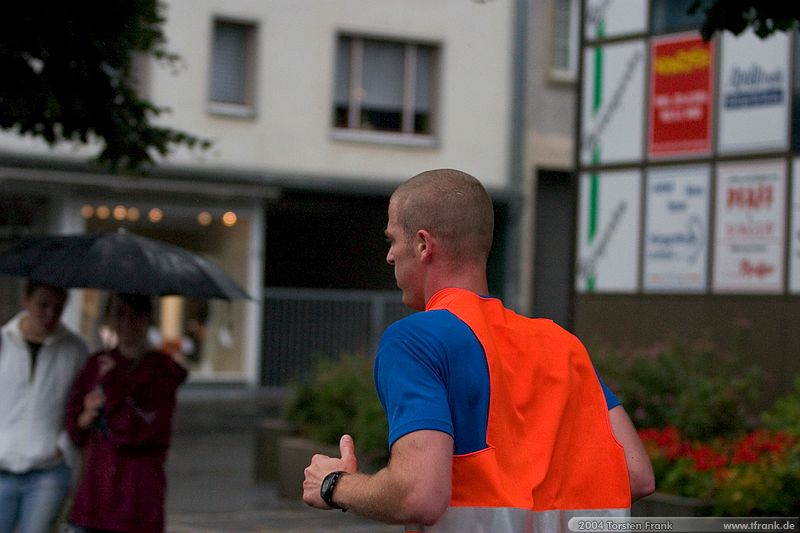 Team "BaUnis - Das Team vom Bau!"\n1. Siegerländer AOK – Firmenlauf am 9. Juli 2004 in der Siegener Innenstadt über 5,5 km mit über 2200 gemeldeten Teilnehmern. Die Witterungsbedingungen mit teilweise strömenden Regen und zurückhaltenden Temperaturen waren leider nicht dem sommerlichen Datum angemessen, was der Lauffreude jedoch keinen Abbruch tat.