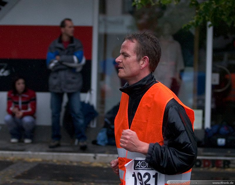 Alexander Krüger am Ende der ersten Runde. Team "BaUnis - Das Team vom Bau!"\n1. Siegerländer AOK – Firmenlauf am 9. Juli 2004 in der Siegener Innenstadt über 5,5 km mit über 2200 gemeldeten Teilnehmern. Die Witterungsbedingungen mit teilweise strömenden Regen und zurückhaltenden Temperaturen waren leider nicht dem sommerlichen Datum angemessen, was der Lauffreude jedoch keinen Abbruch tat.