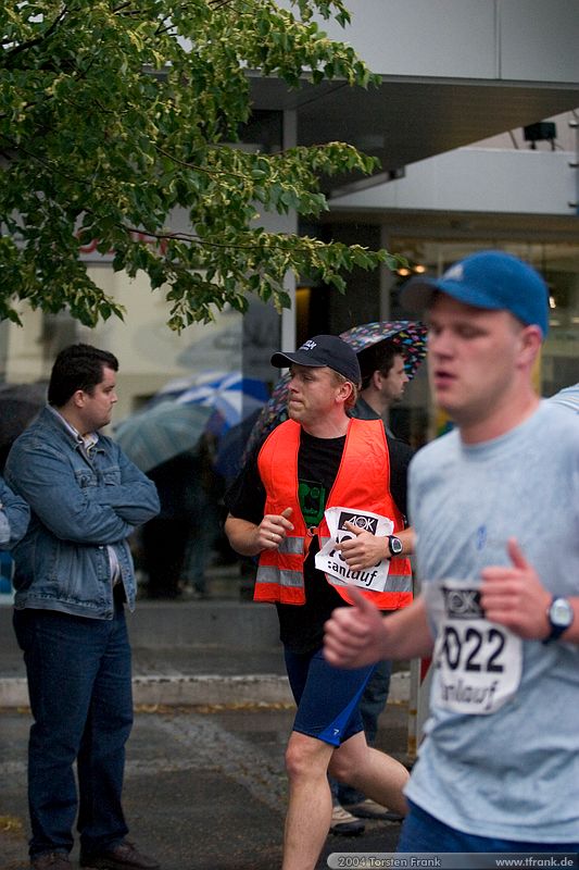 Michael Kölsch, Team "BaUnis - Das Team vom Bau!"\n1. Siegerländer AOK – Firmenlauf am 9. Juli 2004 in der Siegener Innenstadt über 5,5 km mit über 2200 gemeldeten Teilnehmern. Die Witterungsbedingungen mit teilweise strömenden Regen und zurückhaltenden Temperaturen waren leider nicht dem sommerlichen Datum angemessen, was der Lauffreude jedoch keinen Abbruch tat.