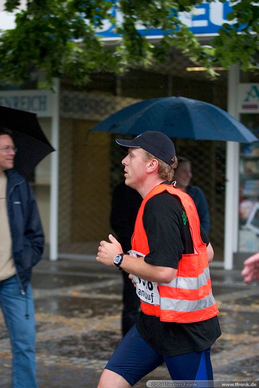 Michael Kölsch, Team "BaUnis - Das Team vom Bau!"\n1. Siegerländer AOK – Firmenlauf am 9. Juli 2004 in der Siegener Innenstadt über 5,5 km mit über 2200 gemeldeten Teilnehmern. Die Witterungsbedingungen mit teilweise strömenden Regen und zurückhaltenden Temperaturen waren leider nicht dem sommerlichen Datum angemessen, was der Lauffreude jedoch keinen Abbruch tat.