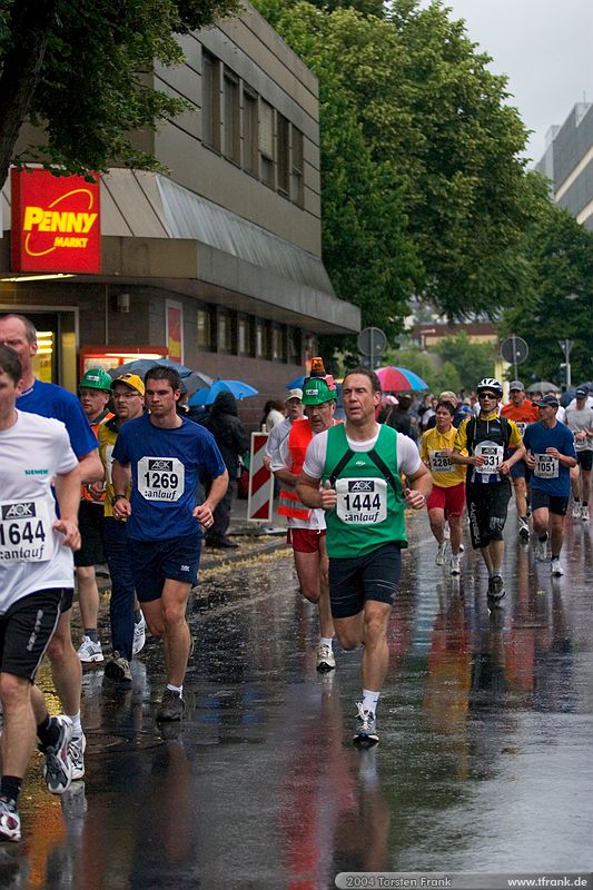 Prof. Dr.-Ing. Jürgen Jensen, Team "BaUnis - Das Team vom Bau!". Man beachte die "Bauleiter-Rundumleuchte" auf dem Helm.\n1. Siegerländer AOK – Firmenlauf am 9. Juli 2004 in der Siegener Innenstadt über 5,5 km mit über 2200 gemeldeten Teilnehmern. Die Witterungsbedingungen mit teilweise strömenden Regen und zurückhaltenden Temperaturen waren leider nicht dem sommerlichen Datum angemessen, was der Lauffreude jedoch keinen Abbruch tat.