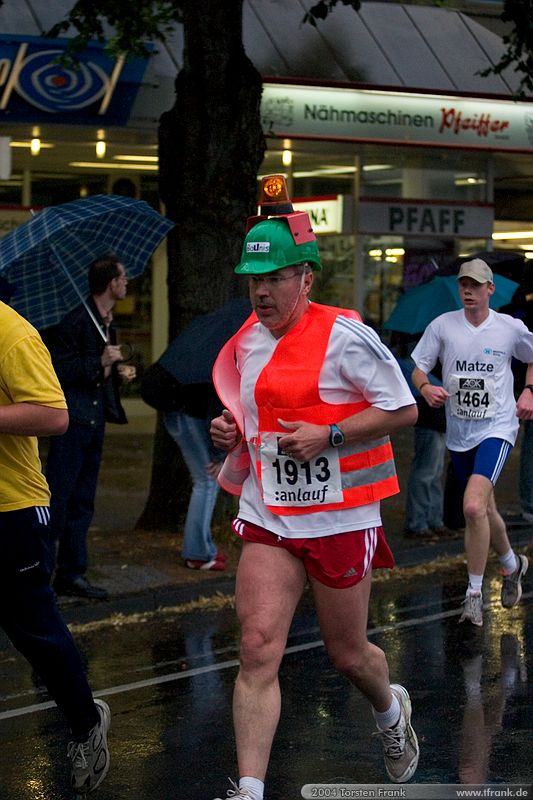 Prof. Dr.-Ing. Jürgen Jensen, Team "BaUnis - Das Team vom Bau!". Man beachte die "Bauleiter-Rundumleuchte" auf dem Helm.\n1. Siegerländer AOK – Firmenlauf am 9. Juli 2004 in der Siegener Innenstadt über 5,5 km mit über 2200 gemeldeten Teilnehmern. Die Witterungsbedingungen mit teilweise strömenden Regen und zurückhaltenden Temperaturen waren leider nicht dem sommerlichen Datum angemessen, was der Lauffreude jedoch keinen Abbruch tat.