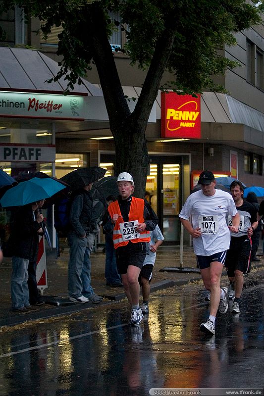2258, Team "BaUnis - Das Team vom Bau!"\n1. Siegerländer AOK – Firmenlauf am 9. Juli 2004 in der Siegener Innenstadt über 5,5 km mit über 2200 gemeldeten Teilnehmern. Die Witterungsbedingungen mit teilweise strömenden Regen und zurückhaltenden Temperaturen waren leider nicht dem sommerlichen Datum angemessen, was der Lauffreude jedoch keinen Abbruch tat.