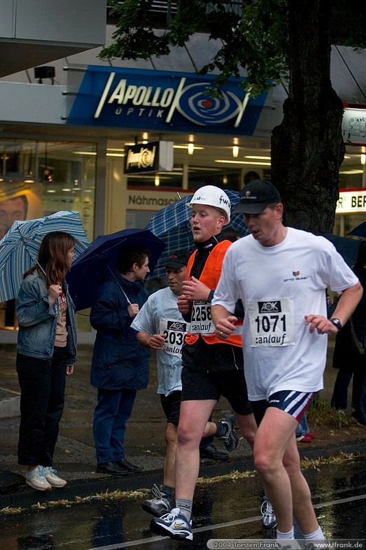 2258, Team "BaUnis - Das Team vom Bau!"\n1. Siegerländer AOK – Firmenlauf am 9. Juli 2004 in der Siegener Innenstadt über 5,5 km mit über 2200 gemeldeten Teilnehmern. Die Witterungsbedingungen mit teilweise strömenden Regen und zurückhaltenden Temperaturen waren leider nicht dem sommerlichen Datum angemessen, was der Lauffreude jedoch keinen Abbruch tat.
