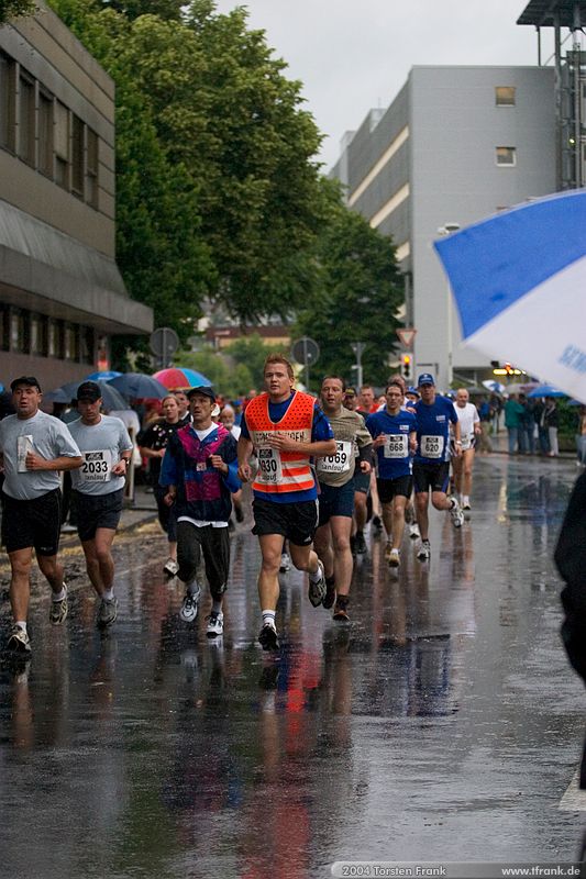Sebastian Schutz, Team "BaUnis - Das Team vom Bau!"\n1. Siegerländer AOK – Firmenlauf am 9. Juli 2004 in der Siegener Innenstadt über 5,5 km mit über 2200 gemeldeten Teilnehmern. Die Witterungsbedingungen mit teilweise strömenden Regen und zurückhaltenden Temperaturen waren leider nicht dem sommerlichen Datum angemessen, was der Lauffreude jedoch keinen Abbruch tat.