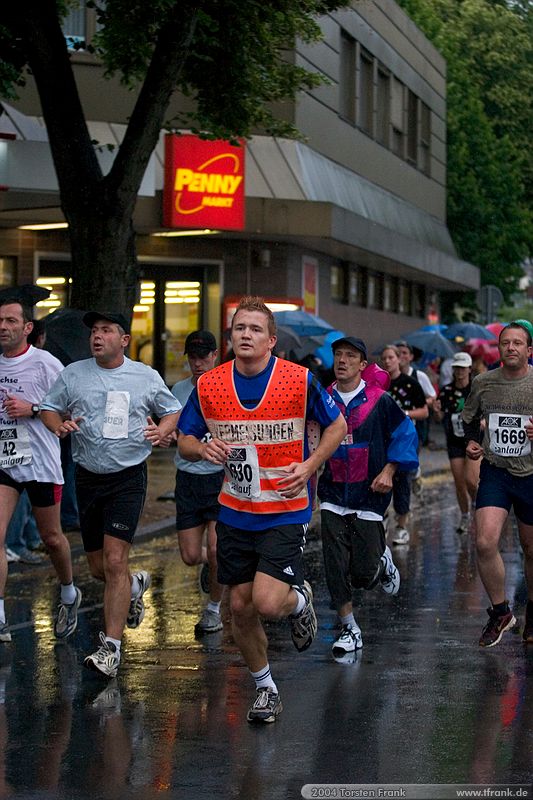 Sebastian Schutz, Team "BaUnis - Das Team vom Bau!"\n1. Siegerländer AOK – Firmenlauf am 9. Juli 2004 in der Siegener Innenstadt über 5,5 km mit über 2200 gemeldeten Teilnehmern. Die Witterungsbedingungen mit teilweise strömenden Regen und zurückhaltenden Temperaturen waren leider nicht dem sommerlichen Datum angemessen, was der Lauffreude jedoch keinen Abbruch tat.