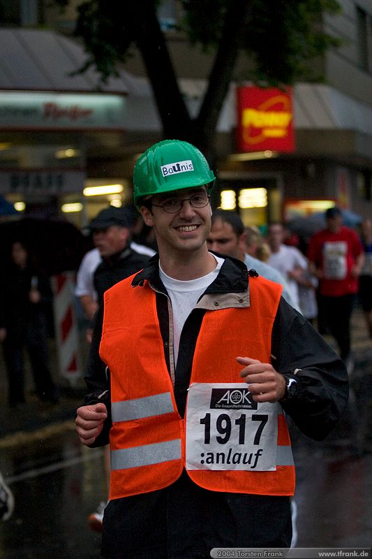 Laufmodel Jan-Eric Kapp ;-) Team "BaUnis - Das Team vom Bau!"\n1. Siegerländer AOK – Firmenlauf am 9. Juli 2004 in der Siegener Innenstadt über 5,5 km mit über 2200 gemeldeten Teilnehmern. Die Witterungsbedingungen mit teilweise strömenden Regen und zurückhaltenden Temperaturen waren leider nicht dem sommerlichen Datum angemessen, was der Lauffreude jedoch keinen Abbruch tat.