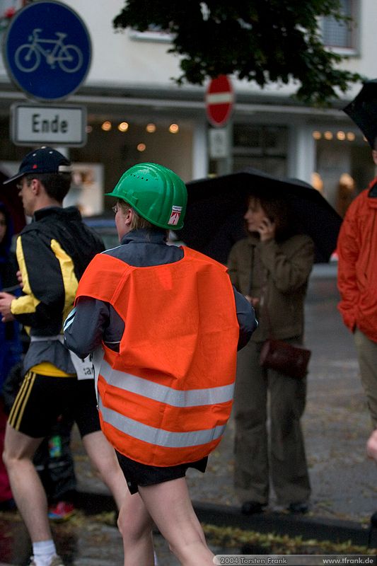 Gabi Zoch, Team "BaUnis - Das Team vom Bau!"\n1. Siegerländer AOK – Firmenlauf am 9. Juli 2004 in der Siegener Innenstadt über 5,5 km mit über 2200 gemeldeten Teilnehmern. Die Witterungsbedingungen mit teilweise strömenden Regen und zurückhaltenden Temperaturen waren leider nicht dem sommerlichen Datum angemessen, was der Lauffreude jedoch keinen Abbruch tat.