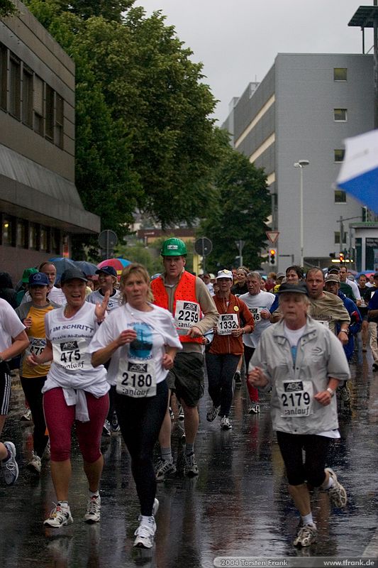 2259 vom Team "BaUnis - Das Team vom Bau!" überragt die Masse.\n1. Siegerländer AOK – Firmenlauf am 9. Juli 2004 in der Siegener Innenstadt über 5,5 km mit über 2200 gemeldeten Teilnehmern. Die Witterungsbedingungen mit teilweise strömenden Regen und zurückhaltenden Temperaturen waren leider nicht dem sommerlichen Datum angemessen, was der Lauffreude jedoch keinen Abbruch tat.