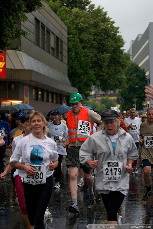 2259 vom Team "BaUnis - Das Team vom Bau!" überragt die Masse.\n1. Siegerländer AOK – Firmenlauf am 9. Juli 2004 in der Siegener Innenstadt über 5,5 km mit über 2200 gemeldeten Teilnehmern. Die Witterungsbedingungen mit teilweise strömenden Regen und zurückhaltenden Temperaturen waren leider nicht dem sommerlichen Datum angemessen, was der Lauffreude jedoch keinen Abbruch tat.