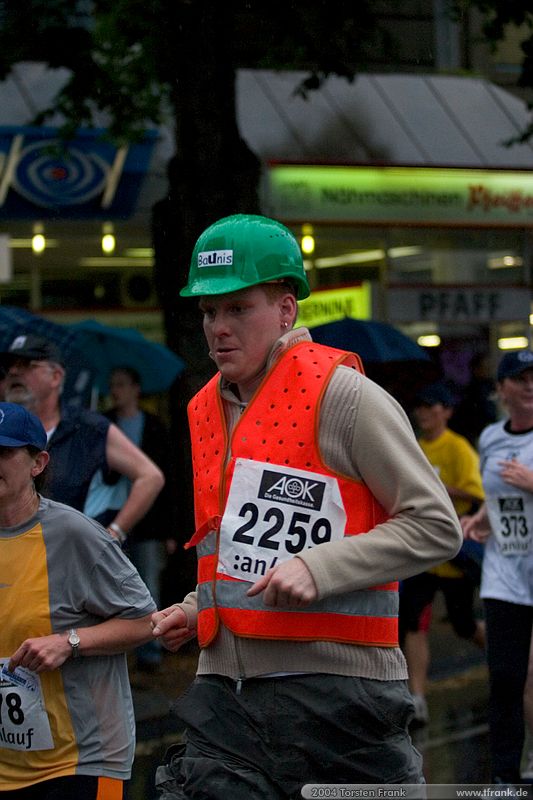 2259 vom Team "BaUnis - Das Team vom Bau!" überragt die Masse.\n1. Siegerländer AOK – Firmenlauf am 9. Juli 2004 in der Siegener Innenstadt über 5,5 km mit über 2200 gemeldeten Teilnehmern. Die Witterungsbedingungen mit teilweise strömenden Regen und zurückhaltenden Temperaturen waren leider nicht dem sommerlichen Datum angemessen, was der Lauffreude jedoch keinen Abbruch tat.