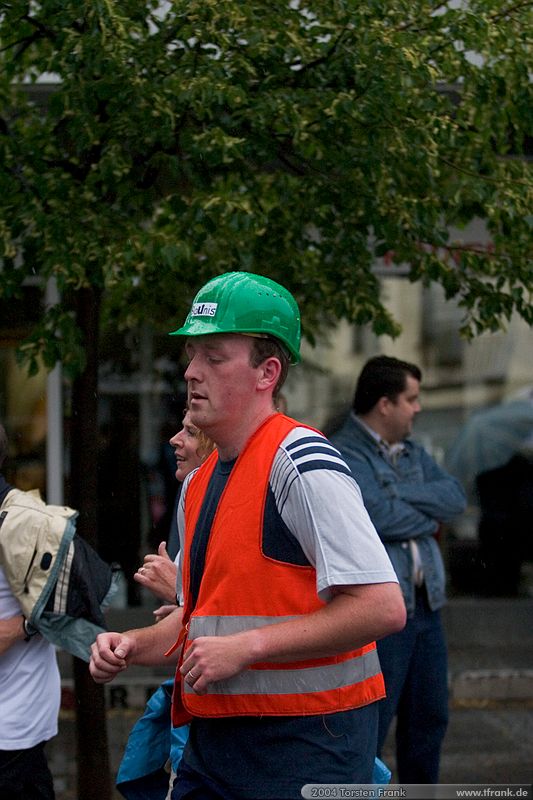 Team "BaUnis - Das Team vom Bau!"\n1. Siegerländer AOK – Firmenlauf am 9. Juli 2004 in der Siegener Innenstadt über 5,5 km mit über 2200 gemeldeten Teilnehmern. Die Witterungsbedingungen mit teilweise strömenden Regen und zurückhaltenden Temperaturen waren leider nicht dem sommerlichen Datum angemessen, was der Lauffreude jedoch keinen Abbruch tat.