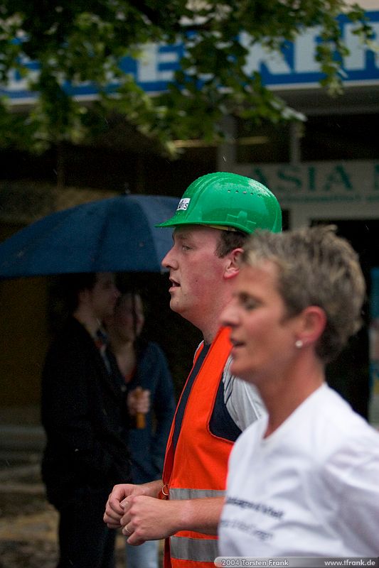 Team "BaUnis - Das Team vom Bau!"\n1. Siegerländer AOK – Firmenlauf am 9. Juli 2004 in der Siegener Innenstadt über 5,5 km mit über 2200 gemeldeten Teilnehmern. Die Witterungsbedingungen mit teilweise strömenden Regen und zurückhaltenden Temperaturen waren leider nicht dem sommerlichen Datum angemessen, was der Lauffreude jedoch keinen Abbruch tat.