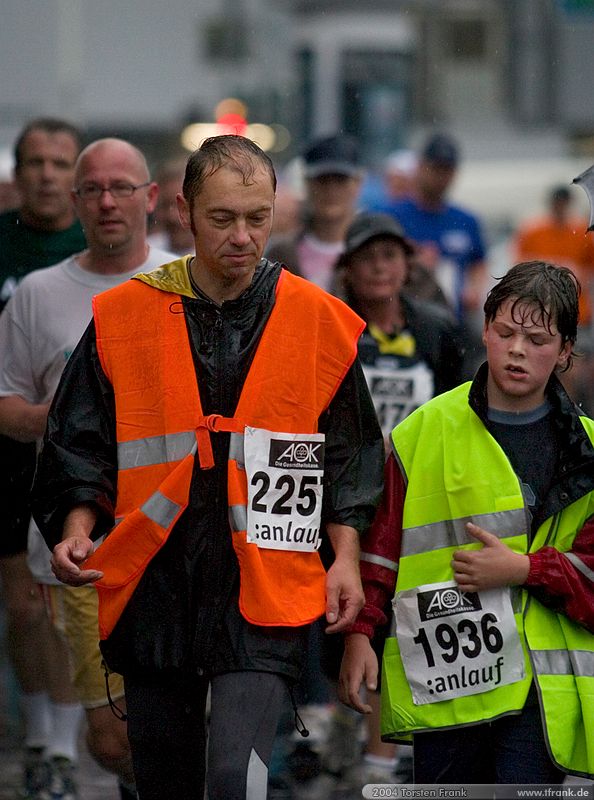 Matthias Arnold, Team "BaUnis - Das Team vom Bau!"\n1. Siegerländer AOK – Firmenlauf am 9. Juli 2004 in der Siegener Innenstadt über 5,5 km mit über 2200 gemeldeten Teilnehmern. Die Witterungsbedingungen mit teilweise strömenden Regen und zurückhaltenden Temperaturen waren leider nicht dem sommerlichen Datum angemessen, was der Lauffreude jedoch keinen Abbruch tat.