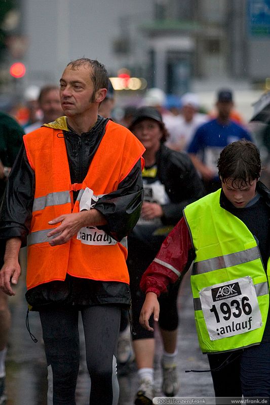 Matthias Arnold, Team "BaUnis - Das Team vom Bau!"\n1. Siegerländer AOK – Firmenlauf am 9. Juli 2004 in der Siegener Innenstadt über 5,5 km mit über 2200 gemeldeten Teilnehmern. Die Witterungsbedingungen mit teilweise strömenden Regen und zurückhaltenden Temperaturen waren leider nicht dem sommerlichen Datum angemessen, was der Lauffreude jedoch keinen Abbruch tat.