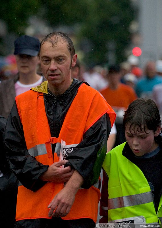 Matthias Arnold, Team "BaUnis - Das Team vom Bau!"\n1. Siegerländer AOK – Firmenlauf am 9. Juli 2004 in der Siegener Innenstadt über 5,5 km mit über 2200 gemeldeten Teilnehmern. Die Witterungsbedingungen mit teilweise strömenden Regen und zurückhaltenden Temperaturen waren leider nicht dem sommerlichen Datum angemessen, was der Lauffreude jedoch keinen Abbruch tat.