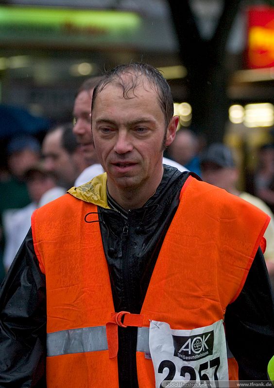 Matthias Arnold, Team "BaUnis - Das Team vom Bau!"\n1. Siegerländer AOK – Firmenlauf am 9. Juli 2004 in der Siegener Innenstadt über 5,5 km mit über 2200 gemeldeten Teilnehmern. Die Witterungsbedingungen mit teilweise strömenden Regen und zurückhaltenden Temperaturen waren leider nicht dem sommerlichen Datum angemessen, was der Lauffreude jedoch keinen Abbruch tat.