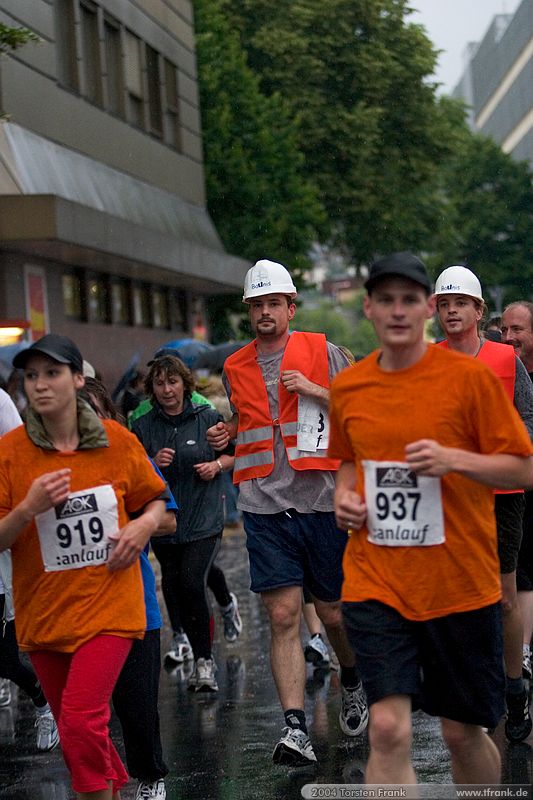 ? und Christian Wilhelm, Team "BaUnis - Das Team vom Bau!"\n1. Siegerländer AOK – Firmenlauf am 9. Juli 2004 in der Siegener Innenstadt über 5,5 km mit über 2200 gemeldeten Teilnehmern. Die Witterungsbedingungen mit teilweise strömenden Regen und zurückhaltenden Temperaturen waren leider nicht dem sommerlichen Datum angemessen, was der Lauffreude jedoch keinen Abbruch tat.
