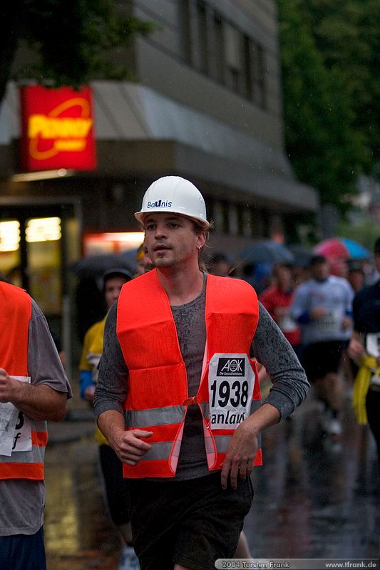 Christian Wilhelm, Team "BaUnis - Das Team vom Bau!"\n1. Siegerländer AOK – Firmenlauf am 9. Juli 2004 in der Siegener Innenstadt über 5,5 km mit über 2200 gemeldeten Teilnehmern. Die Witterungsbedingungen mit teilweise strömenden Regen und zurückhaltenden Temperaturen waren leider nicht dem sommerlichen Datum angemessen, was der Lauffreude jedoch keinen Abbruch tat.