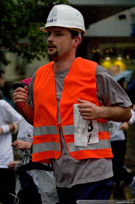 Team "BaUnis - Das Team vom Bau!"\n1. Siegerländer AOK – Firmenlauf am 9. Juli 2004 in der Siegener Innenstadt über 5,5 km mit über 2200 gemeldeten Teilnehmern. Die Witterungsbedingungen mit teilweise strömenden Regen und zurückhaltenden Temperaturen waren leider nicht dem sommerlichen Datum angemessen, was der Lauffreude jedoch keinen Abbruch tat.