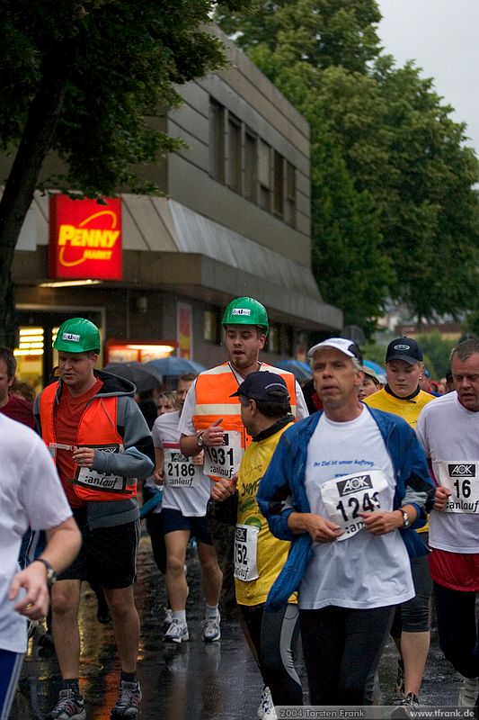 Benjamin Schade und Christoph Schwertfechter, Team "BaUnis - Das Team vom Bau!"\n1. Siegerländer AOK – Firmenlauf am 9. Juli 2004 in der Siegener Innenstadt über 5,5 km mit über 2200 gemeldeten Teilnehmern. Die Witterungsbedingungen mit teilweise strömenden Regen und zurückhaltenden Temperaturen waren leider nicht dem sommerlichen Datum angemessen, was der Lauffreude jedoch keinen Abbruch tat.