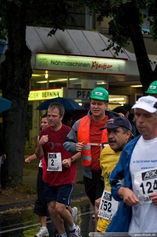 Benjamin Schade, Team "BaUnis - Das Team vom Bau!"\n1. Siegerländer AOK – Firmenlauf am 9. Juli 2004 in der Siegener Innenstadt über 5,5 km mit über 2200 gemeldeten Teilnehmern. Die Witterungsbedingungen mit teilweise strömenden Regen und zurückhaltenden Temperaturen waren leider nicht dem sommerlichen Datum angemessen, was der Lauffreude jedoch keinen Abbruch tat.