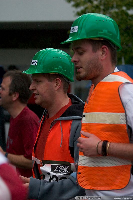 Benjamin Schade und Christoph Schwertfechter, Team "BaUnis - Das Team vom Bau!"\n1. Siegerländer AOK – Firmenlauf am 9. Juli 2004 in der Siegener Innenstadt über 5,5 km mit über 2200 gemeldeten Teilnehmern. Die Witterungsbedingungen mit teilweise strömenden Regen und zurückhaltenden Temperaturen waren leider nicht dem sommerlichen Datum angemessen, was der Lauffreude jedoch keinen Abbruch tat.