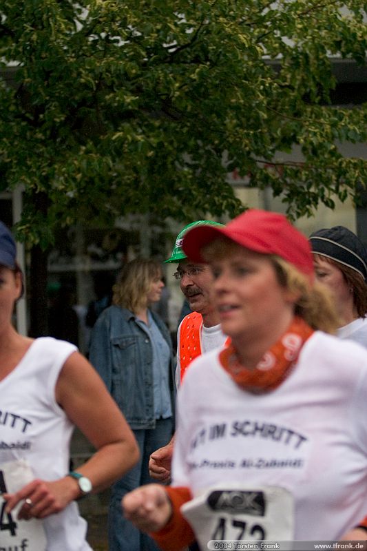 Dirk Herrmann, Team "BaUnis - Das Team vom Bau!"\n1. Siegerländer AOK – Firmenlauf am 9. Juli 2004 in der Siegener Innenstadt über 5,5 km mit über 2200 gemeldeten Teilnehmern. Die Witterungsbedingungen mit teilweise strömenden Regen und zurückhaltenden Temperaturen waren leider nicht dem sommerlichen Datum angemessen, was der Lauffreude jedoch keinen Abbruch tat.