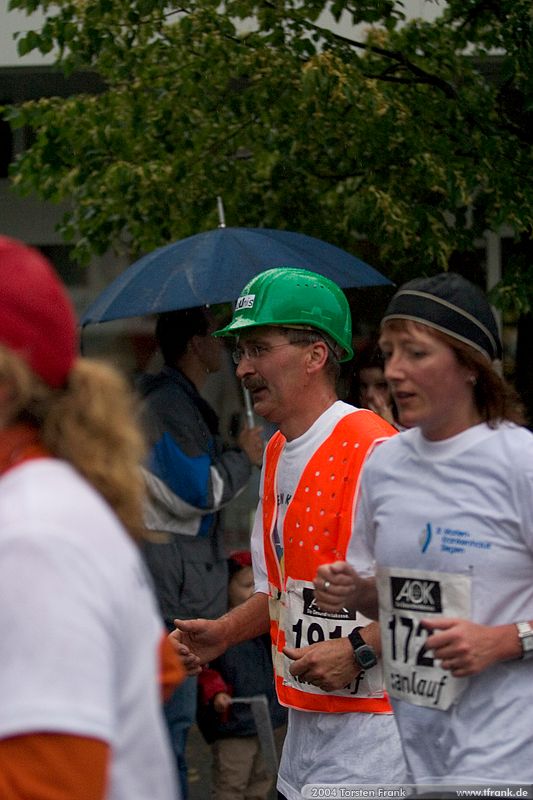 Dirk Herrmann, Team "BaUnis - Das Team vom Bau!"\n1. Siegerländer AOK – Firmenlauf am 9. Juli 2004 in der Siegener Innenstadt über 5,5 km mit über 2200 gemeldeten Teilnehmern. Die Witterungsbedingungen mit teilweise strömenden Regen und zurückhaltenden Temperaturen waren leider nicht dem sommerlichen Datum angemessen, was der Lauffreude jedoch keinen Abbruch tat.
