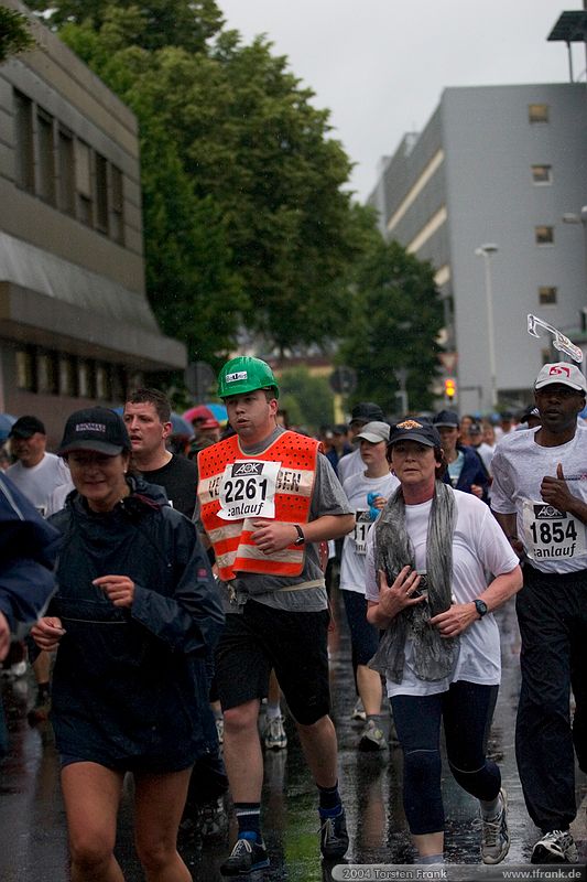 Ingo Zerrer, Team "BaUnis - Das Team vom Bau!"\n1. Siegerländer AOK – Firmenlauf am 9. Juli 2004 in der Siegener Innenstadt über 5,5 km mit über 2200 gemeldeten Teilnehmern. Die Witterungsbedingungen mit teilweise strömenden Regen und zurückhaltenden Temperaturen waren leider nicht dem sommerlichen Datum angemessen, was der Lauffreude jedoch keinen Abbruch tat.