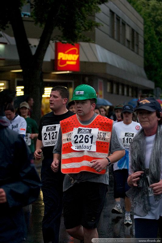 Ingo Zerrer, Team "BaUnis - Das Team vom Bau!"\n1. Siegerländer AOK – Firmenlauf am 9. Juli 2004 in der Siegener Innenstadt über 5,5 km mit über 2200 gemeldeten Teilnehmern. Die Witterungsbedingungen mit teilweise strömenden Regen und zurückhaltenden Temperaturen waren leider nicht dem sommerlichen Datum angemessen, was der Lauffreude jedoch keinen Abbruch tat.