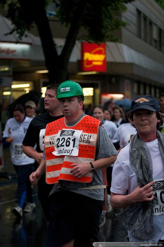 Ingo Zerrer, Team "BaUnis - Das Team vom Bau!"\n1. Siegerländer AOK – Firmenlauf am 9. Juli 2004 in der Siegener Innenstadt über 5,5 km mit über 2200 gemeldeten Teilnehmern. Die Witterungsbedingungen mit teilweise strömenden Regen und zurückhaltenden Temperaturen waren leider nicht dem sommerlichen Datum angemessen, was der Lauffreude jedoch keinen Abbruch tat.