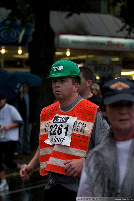 Ingo Zerrer, Team "BaUnis - Das Team vom Bau!"\n1. Siegerländer AOK – Firmenlauf am 9. Juli 2004 in der Siegener Innenstadt über 5,5 km mit über 2200 gemeldeten Teilnehmern. Die Witterungsbedingungen mit teilweise strömenden Regen und zurückhaltenden Temperaturen waren leider nicht dem sommerlichen Datum angemessen, was der Lauffreude jedoch keinen Abbruch tat.