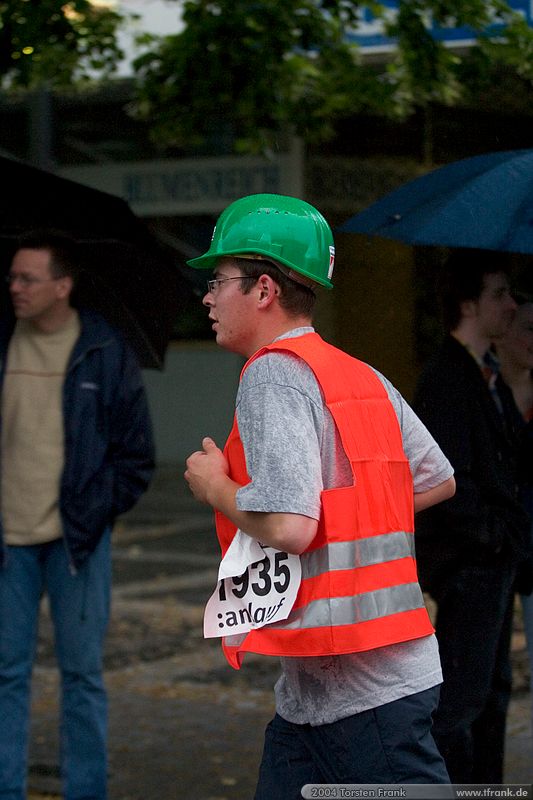 Sebastian Voigt, Team "BaUnis - Das Team vom Bau!"\n1. Siegerländer AOK – Firmenlauf am 9. Juli 2004 in der Siegener Innenstadt über 5,5 km mit über 2200 gemeldeten Teilnehmern. Die Witterungsbedingungen mit teilweise strömenden Regen und zurückhaltenden Temperaturen waren leider nicht dem sommerlichen Datum angemessen, was der Lauffreude jedoch keinen Abbruch tat.