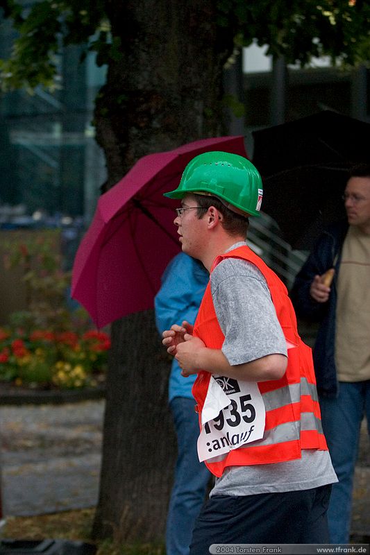 Sebastian Voigt, Team "BaUnis - Das Team vom Bau!"\n1. Siegerländer AOK – Firmenlauf am 9. Juli 2004 in der Siegener Innenstadt über 5,5 km mit über 2200 gemeldeten Teilnehmern. Die Witterungsbedingungen mit teilweise strömenden Regen und zurückhaltenden Temperaturen waren leider nicht dem sommerlichen Datum angemessen, was der Lauffreude jedoch keinen Abbruch tat.